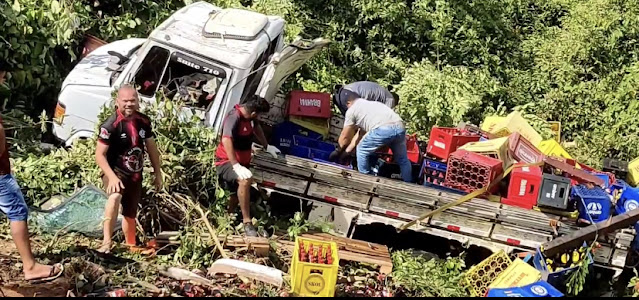 Caminhão despenca de 20 metros de altura após motorista perder controle do veículo em Bacabal.