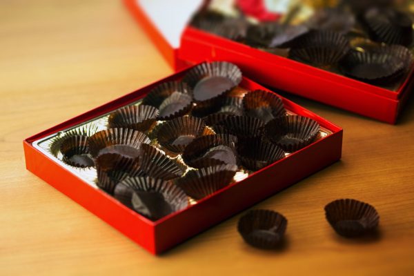 Homem descumpre medida protetiva e envia chocolate adulterado para vítima em Imperatriz.
