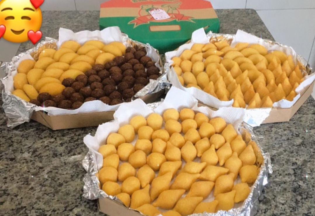 Os melhores salgados de festa e muito mais você encomenda com a Jasminy doces e salgados