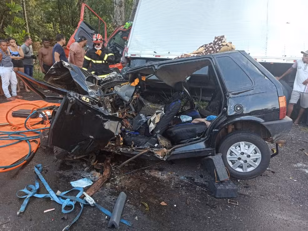 Uma pessoa morre e outra fica ferida após colisão envolvendo caminhão e picape em Dom Pedro