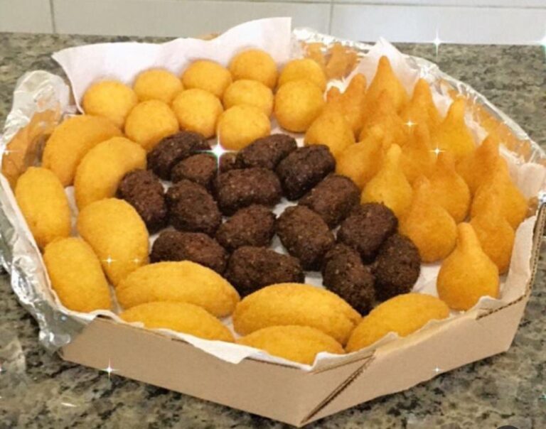 A Jasminy Doces e Salgados produz o que há de melhor em lanches para as suas festas e para o seu dia a dia. Venha já encomendar os seus!
