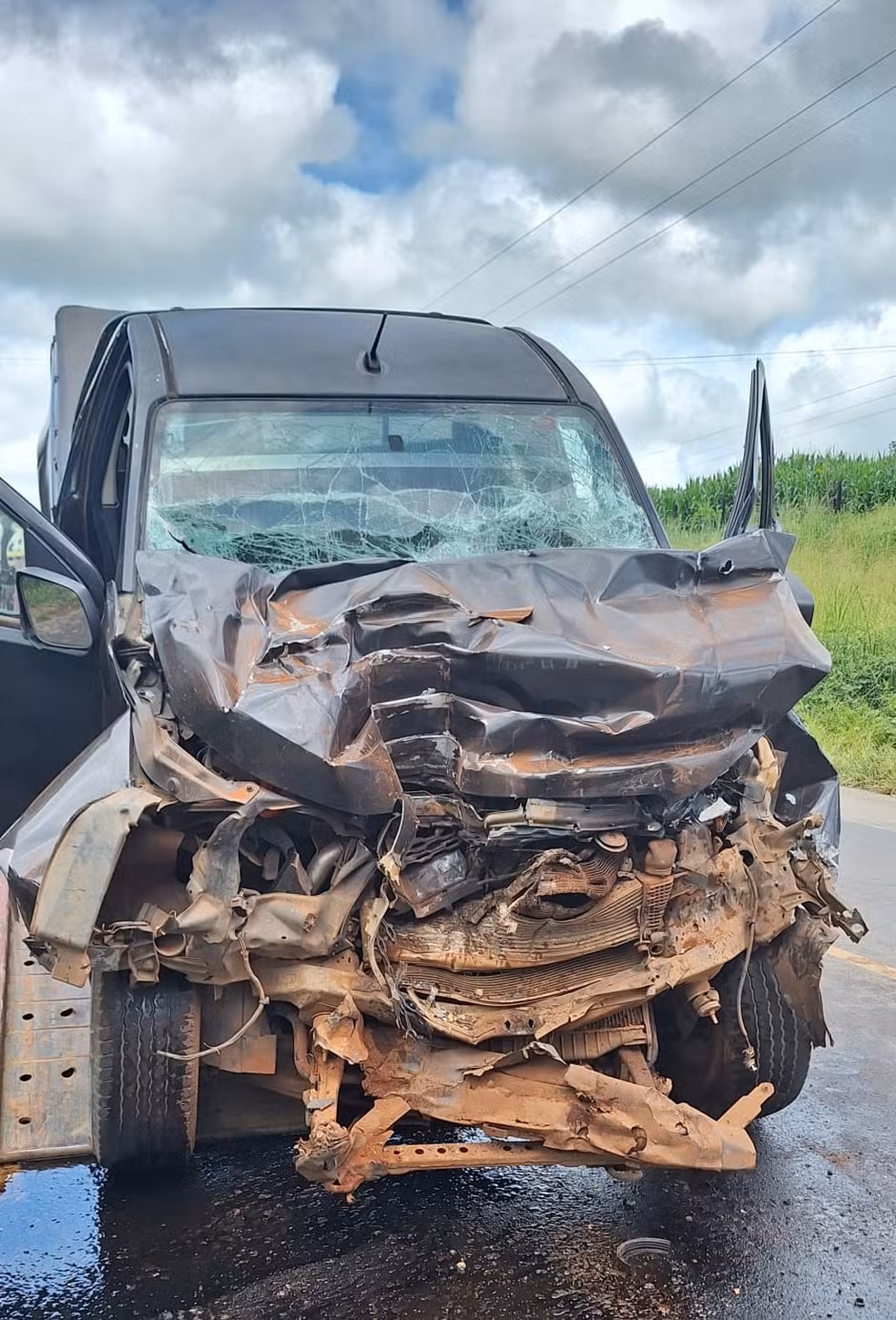 Colisão traseira entre caminhonete e carreta deixa uma pessoa morta na BR-135, no Maranhão