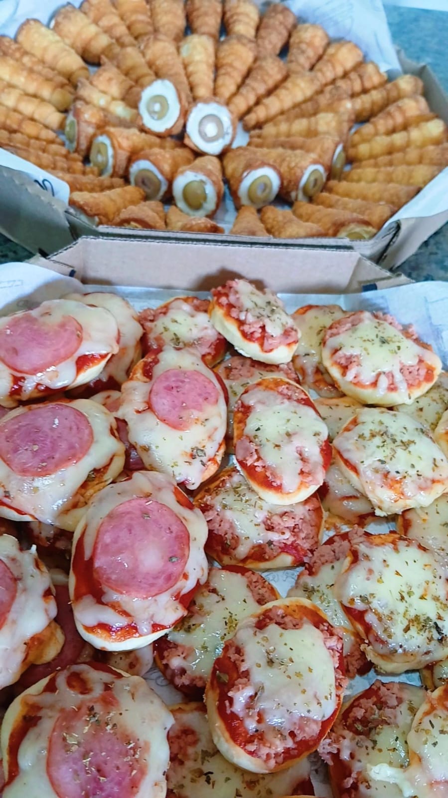 A Jasminy Doces e Salgados produz o que há de melhor em lanches deliciosos. Encomende já os seus!