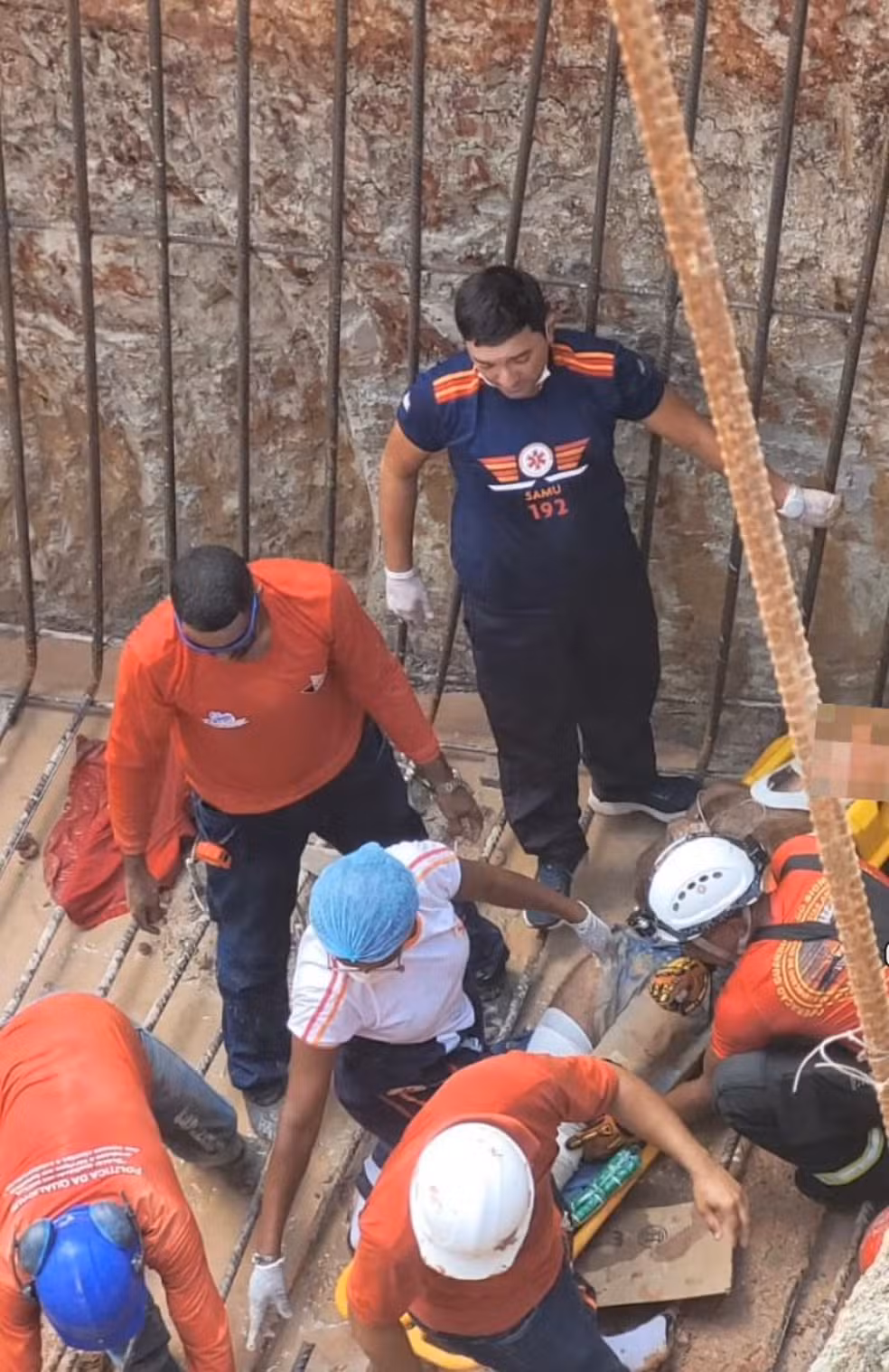 Homem é resgatado após cair em poço durante desabamento em Imperatriz