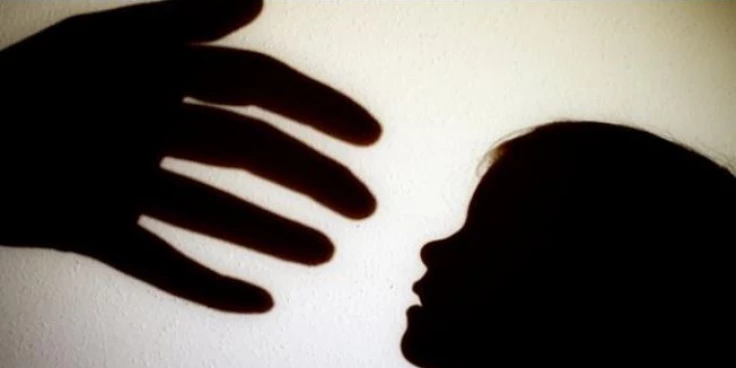 Pai é suspeito de estuprar filha de 11 anos; menina se trancou e ligou para mãe após o crime