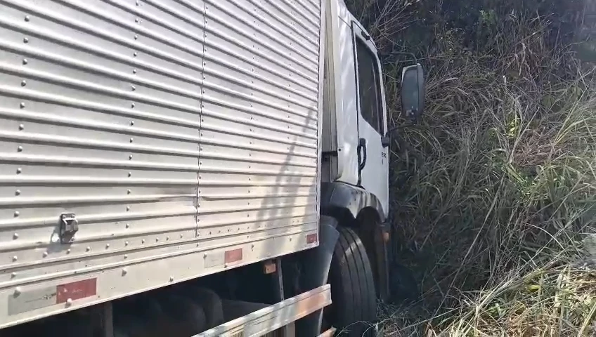 Caminhoneiro desmaia ao volante, colide em veículos e morre na BR-316