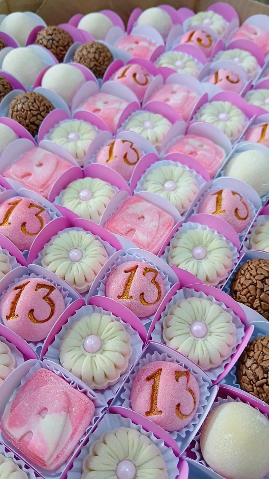 A Jasminy Doces e Salgados produz o que há de melhor em salgados e doces de festa. Encomende já!