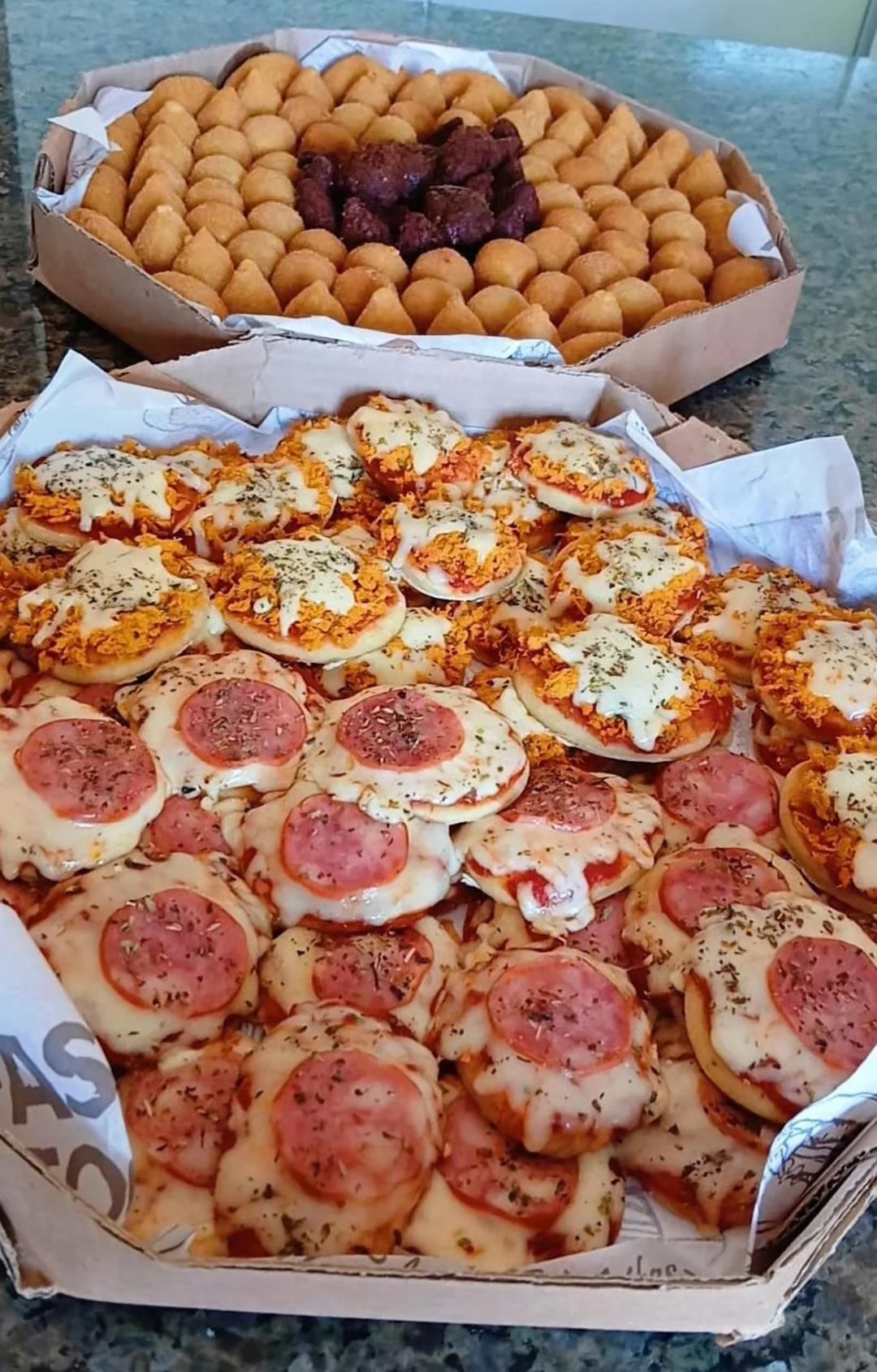 Com a Jasminy Doces e Salgados você encomenda o que há de melhor em lanches deliciosos
