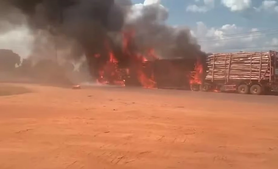 Carreta com carga de eucalipto pega fogo na MA-386, em Imperatriz