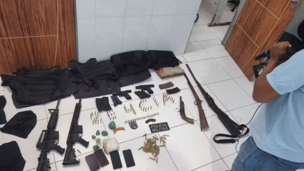 Polícia apreende fuzis, drogas e prende cinco suspeitos de facção criminosa no interior do Maranhão