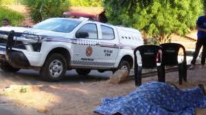 Homem é morto a tiros por dupla encapuzada dentro de bar em Caxias