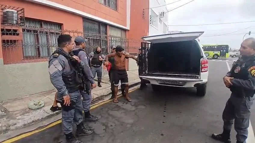 Vigilante flagra homem com faca tentando furtar cabos de ar-condicionado no Centro de São Luís