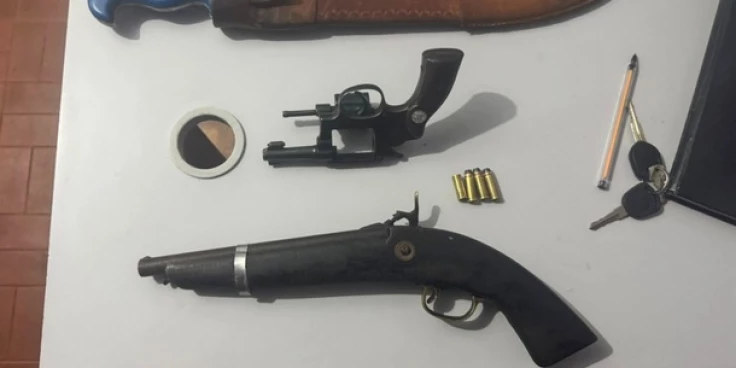 Embriagado, homem agride esposa, de 70 anos, e deixa mochila com armas cair durante a fuga