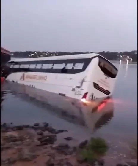 Ônibus cai no Rio Tocantins ao acessar balsa que faz travessia para Estreito