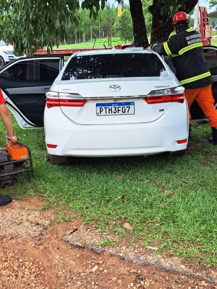 Passageiro morre após carro bater em árvore na BR-010, em Imperatriz