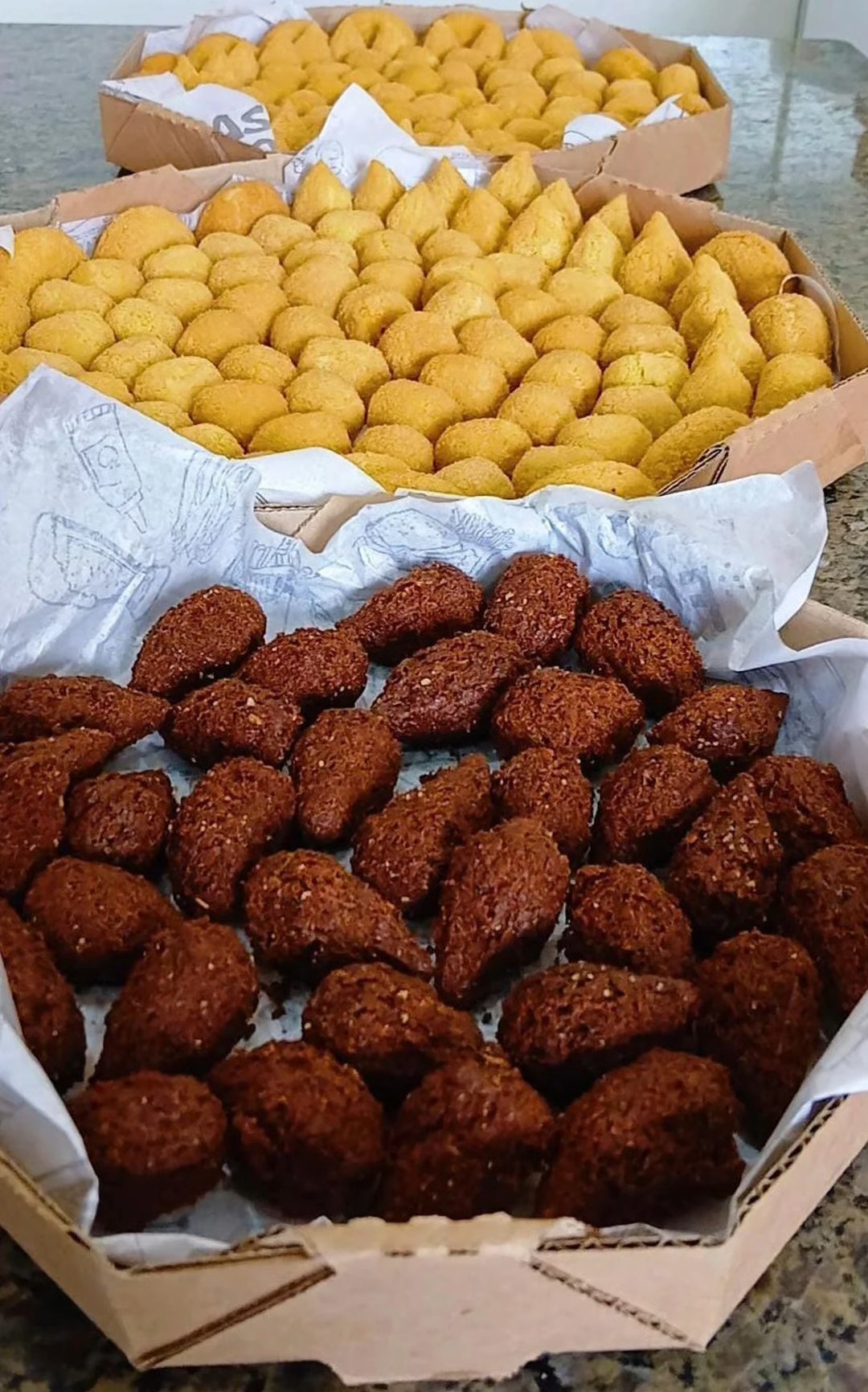 O que há de melhor em lanches para as suas festas você encomenda com a Jasminy Doces e Salgados