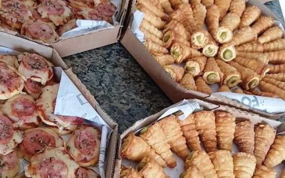 A Jasminy Doces e Salgados prepara e entrega os melhores lanches para as suas festas