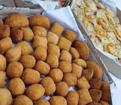 O que há de melhor em lanches pra os seus eventos você encomenda com a Jasminy Doces e Salgados